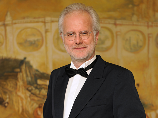 "Das Traumschiff" - Harald Schmidt als Kreuzfahrtdirektor "Oskar Schifferle" (2009-2012, seit 2015)